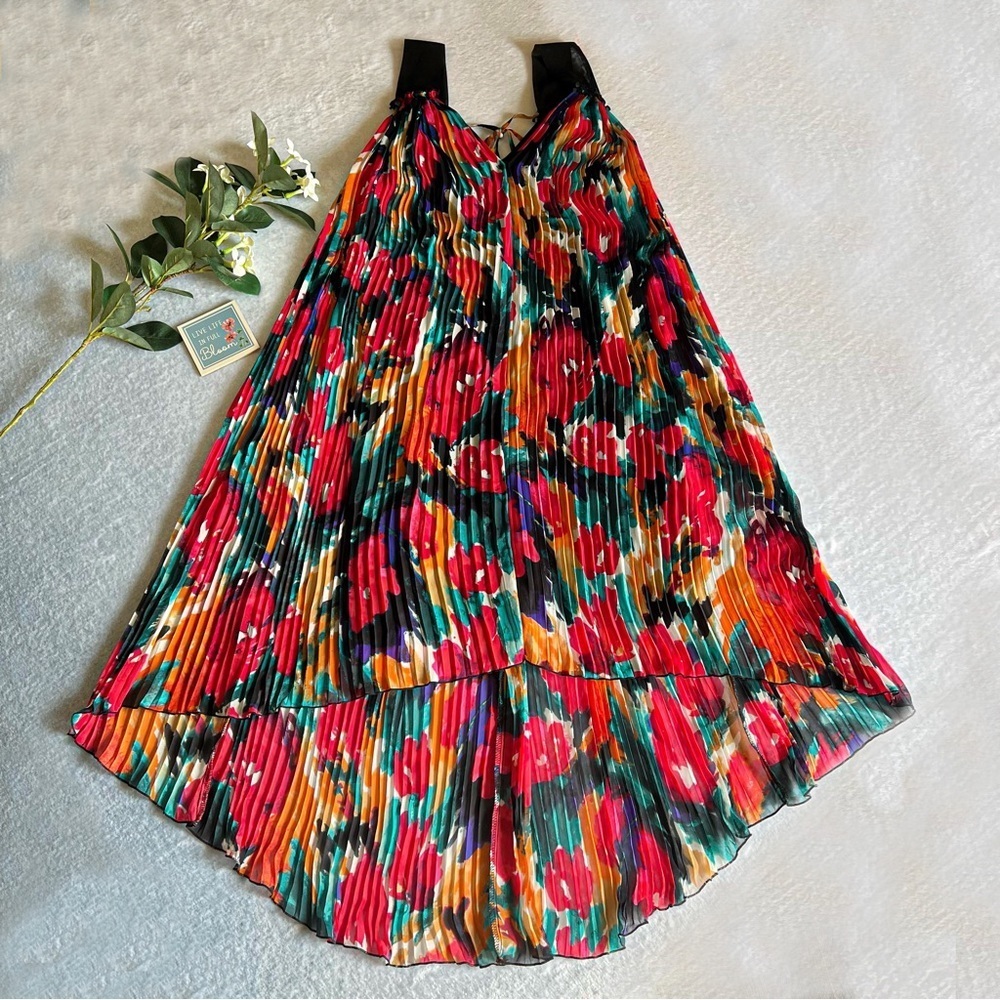 Women’s Abstract Pleated Dress V Neck Sleeveless Low-High